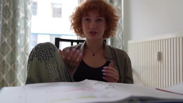 Fiatal Vörös Hajú Göndör Izgatott Érzelmi Vicces Tini Lány Beszél — Stock videók