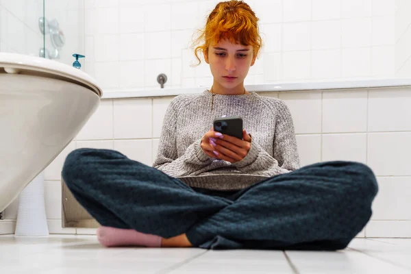 Retrato Cabelos Vermelhos Cansado Adolescente Deprimida Sentada Chão Banheiro Descansando — Fotografia de Stock