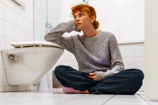 Portrét Rusovlasá Unavená Depresivní Dospívající Dívka Sedící Podlaze Koupelně Hlavou Stock Obrázky
