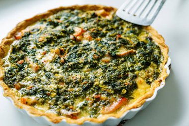 Seramik fırında ıspanak ve peynirli açık baharatlı turta.