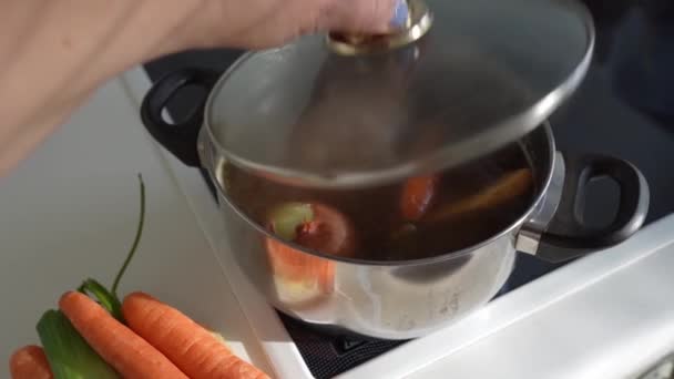 肉骨汤的主要原料 用平底锅烹调羊肉 芹菜根 胡萝卜 健康饮食概念 — 图库视频影像