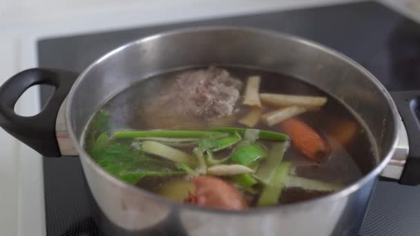 肉骨汤的主要原料 用平底锅烹调羊肉 芹菜根 胡萝卜 健康饮食概念 — 图库视频影像