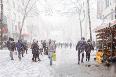 Avrupa başkentine kar yağışı. Karlı havada yürüyen insanlarla Central Street Avrupa şehri. Avusturya, Viyana 12.2023