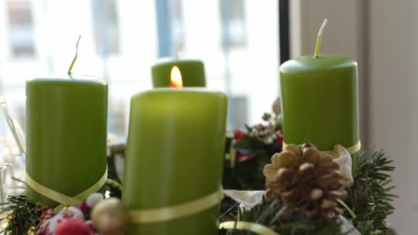 Adventskranz Mit Brennender Erster Grüner Kerze Fenster Wohnkultur — Stockvideo