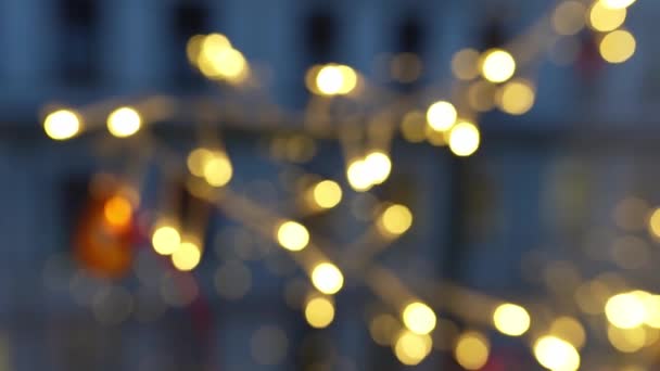 キャンディー ロリポップ ガラスの窓のオレンジで飾られたライトが付いているクリスマスのガーランド 形のクリスマス ツリー — ストック動画
