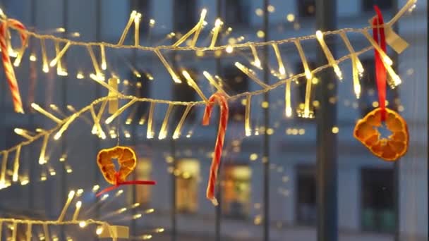 Guirnalda Navidad Con Luces Decoradas Con Caramelos Piruletas Naranjas Ventana — Vídeos de Stock