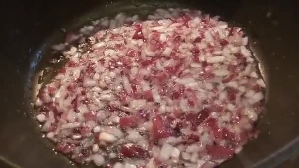 Blanchierte Zwiebeln Kochend Heißem Pflanzenöl Der Pfanne Braten — Stockvideo