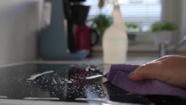Las Mujeres Lavan Superficie Cocina Con Esponja Limpiadora Detergente Para — Vídeo de stock
