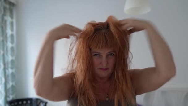 Orta Yaşlı Bir Kadın Uzun Kızıl Saçlarıyla Ilgileniyor Saçlarını Yıkadıktan — Stok video