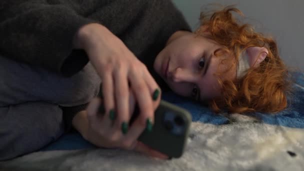 头戴发带的少女 晚上躺在床上 用手机 加入社交网络 — 图库视频影像