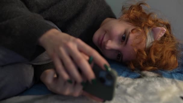 Adolescente Com Faixa Cabelo Cabeça Deitada Cama Noite Usando Telefone — Vídeo de Stock