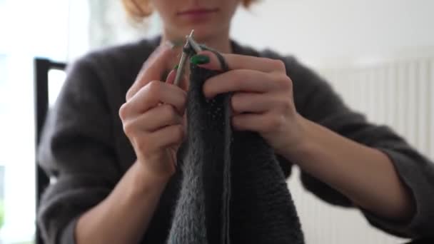 여자는 제품을 뜨개질 실에서 매니큐어 뜨개질 제품을 인식할 — 비디오