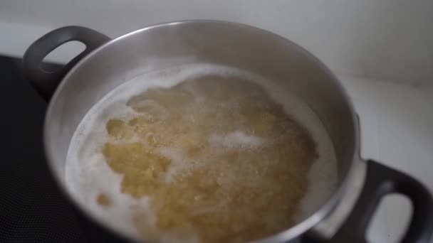 Matlagning Pasta Kokande Vatten Långsam Rörelse Kokande Vatten Med Skum — Stockvideo