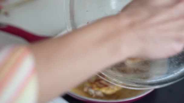 Μαγείρεμα Τηγάνισμα Μπούτια Κοτόπουλου Λάδι Κατσαρόλα Καπάκι — Αρχείο Βίντεο