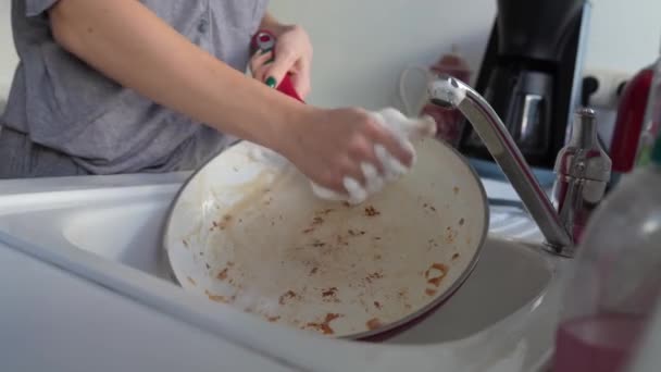 Handen Jonge Vrouw Wassen Vuile Vettige Koekenpan Gootsteen Huis Keuken — Stockvideo