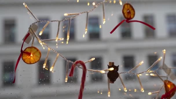 Karácsonyi Koszorú Fények Díszített Cukorka Nyalókák Narancs Üvegablakon Alakban Karácsonyfa — Stock videók