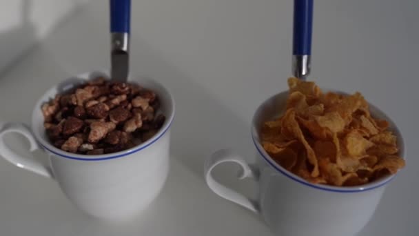 Dos Tazas Con Cucharas Llenas Yogur Con Cereal Dulce Avena — Vídeo de stock
