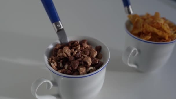 Дві Чашки Ложками Наповненими Йогуртом Вівсянкою Солодкою Крупою Сніданок — стокове відео
