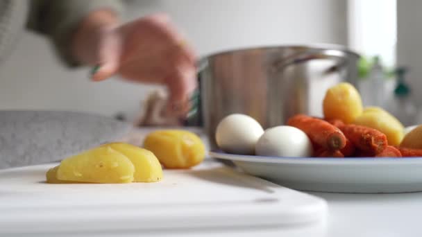 Krájení Vařené Zeleniny Ostrým Nožem Pro Přípravu Olivierova Salátu Domácí — Stock video