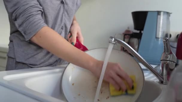 Mãos Jovem Mulher Lavar Sujo Gordura Frigideira Pia Cozinha Casa — Vídeo de Stock