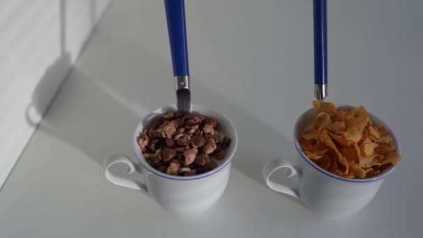 Две Чашки Ложками Наполненные Йогуртом Овсянкой Сладкие Хлопья Завтрак — стоковое видео