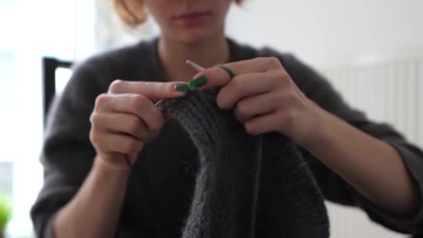 Młoda Kobieta Robi Drutach Wełniany Produkt Dłonie Nierozpoznawalna Młoda Kobieta — Wideo stockowe