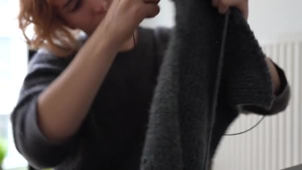 Ung Kvinna Stickar Ull Produkt Händer Oigenkännlig Ung Kvinna Med — Stockvideo