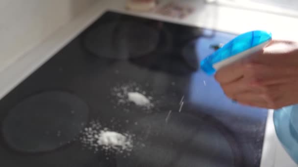 Миття Посуду Миючим Засобом Кухні Розпилення Кухонного Прибиральника Від Пляшки — стокове відео
