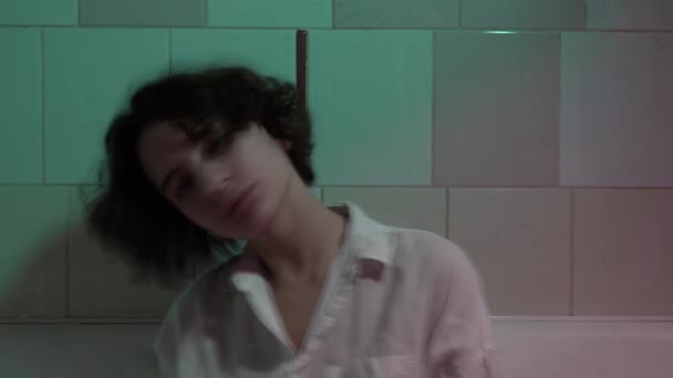 Silhouette Teenager Mädchen Mit Lockigem Haar Verschwommenen Bewegungen Auf Abstraktem — Stockvideo