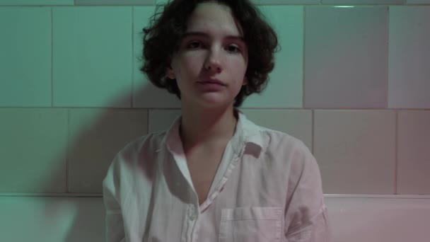 Silhouet Tienermeisje Met Krullend Haar Wazig Verkeer Een Abstracte Achtergrond — Stockvideo