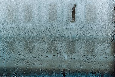 Camlara yakın çekim düşer, her damlacıkta bir yansıma olur.