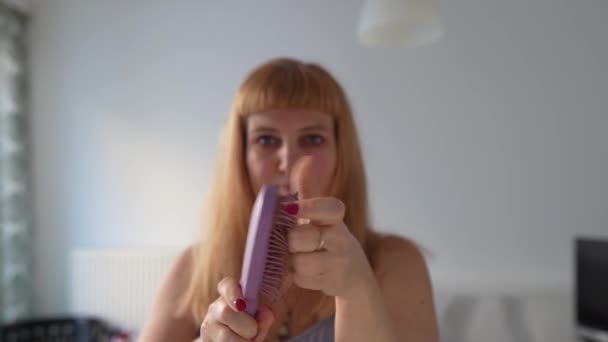 Портретна Жінка Середнього Віку Довгим Рудим Волоссям Натягнутими Впалими Волосками — стокове відео