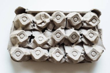 Sıkıştırılmış yumurta kutusu, karton ambalaj. Yumurta tepsisi kağıt atığı makinesi. Üst manzara kırışmış yumurta kutusu