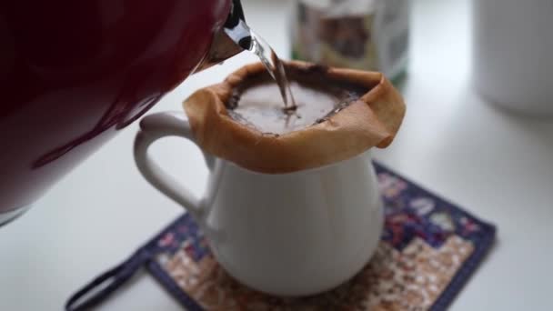 Proces Het Zetten Van Gemalen Koffie Met Behulp Van Papieren — Stockvideo