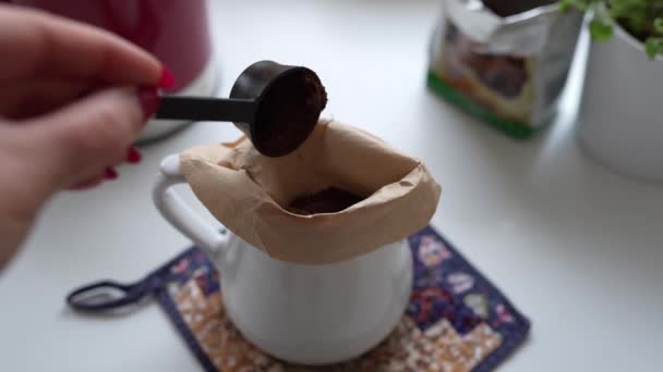 Proces Het Zetten Van Gemalen Koffie Met Behulp Van Papieren — Stockvideo