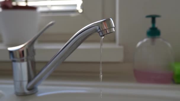 Μίξερ Κουζίνας Closeup Νερό Που Στάζει Έννοια Της Βλάβης Και — Αρχείο Βίντεο