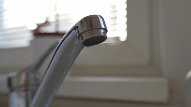 Nahaufnahme Eines Küchenarmaturenmischers Mit Tropfendem Wasser Konzept Der Panne Und — Stockvideo