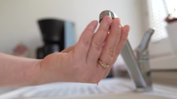 Γυναίκες Χέρι Επισκευές Βρύση Στάζει Φίλτρο Ελέγχου Για Μόλυνση Πρόβλημα — Αρχείο Βίντεο
