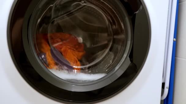 洗濯機 フロントローディング 現代家電 修理が付いている回転ドラム洗濯機 洗濯機の洗濯機のドアのクローズアップ — ストック動画