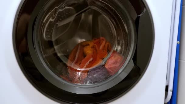 Spinning Trumma Tvättmaskin Med Tvätt Frontmatning Moderna Hushållsapparater Reparation Närbild — Stockvideo