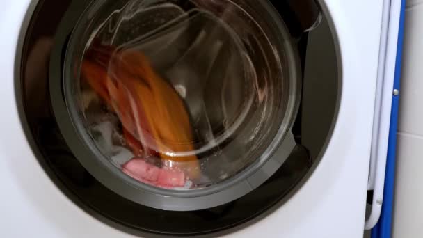 旋转滚筒洗衣机 带有洗衣房 现代家用电器 旋转洗衣店洗衣机门闭锁 — 图库视频影像