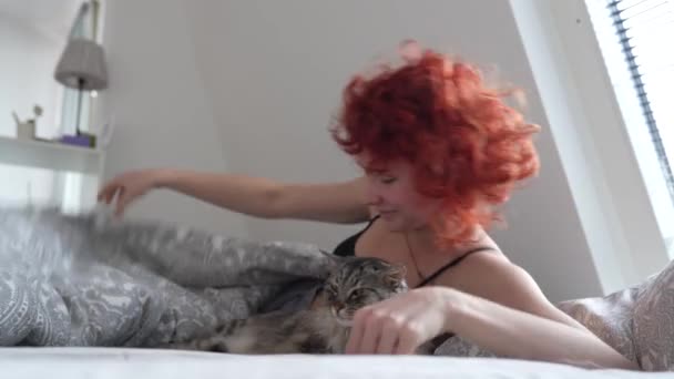 Забавная Рыжеволосая Девочка Подросток Утром Постели Массирует Домашнюю Кошку Обнимает — стоковое видео