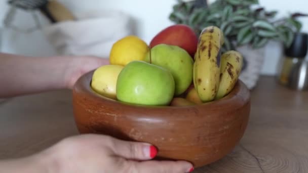 Mãos Das Mulheres Dobram Frutas Placa Madeira Acolhedora Cozinha Caseira — Vídeo de Stock