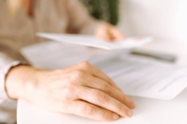 Kadınların elleri zarfı elinde tutuyor, yakın plan, uyarı, banka hesabı, hafif odaklanma.