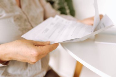 Kadınların elleri zarfı elinde tutuyor, yakın plan, uyarı, banka hesabı, hafif odaklanma.