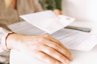 Kadınların elleri zarfı elinde tutuyor, yakın plan, uyarı, banka hesabı, hafif odaklanma.