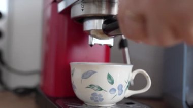 Kahve makinesinden kahve çıkarma makinesinden portatif filtreyle kahve doldurma kahve makinesinden kahve doldurma, kahve makinesinden kahve dökme.