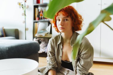 portre kızıl saçlı çekici genç kadın canavarı yeni bereketli topraklara naklediyor.