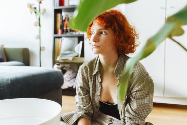 portre kızıl saçlı çekici genç kadın canavarı yeni bereketli topraklara naklediyor.