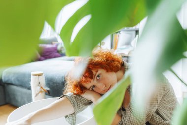 portre kızıl saçlı çekici genç kadın canavarı yeni bereketli topraklara naklediyor.